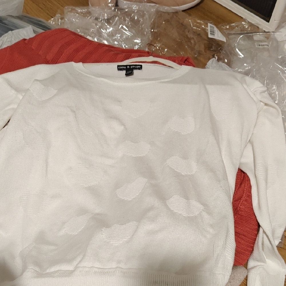 Cable And Gauge Women's White Heart Sweater